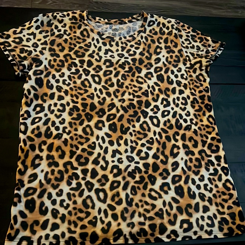 Victoria’s Secret Pink cheetah print tee shirt size L